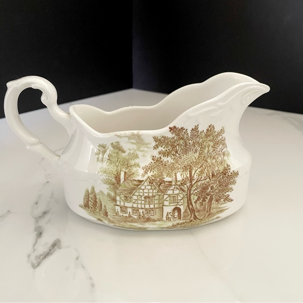 Gravy Boat / Sauce Pitcher - Whittington Inn Kinver Romantic England -J&G Meakin